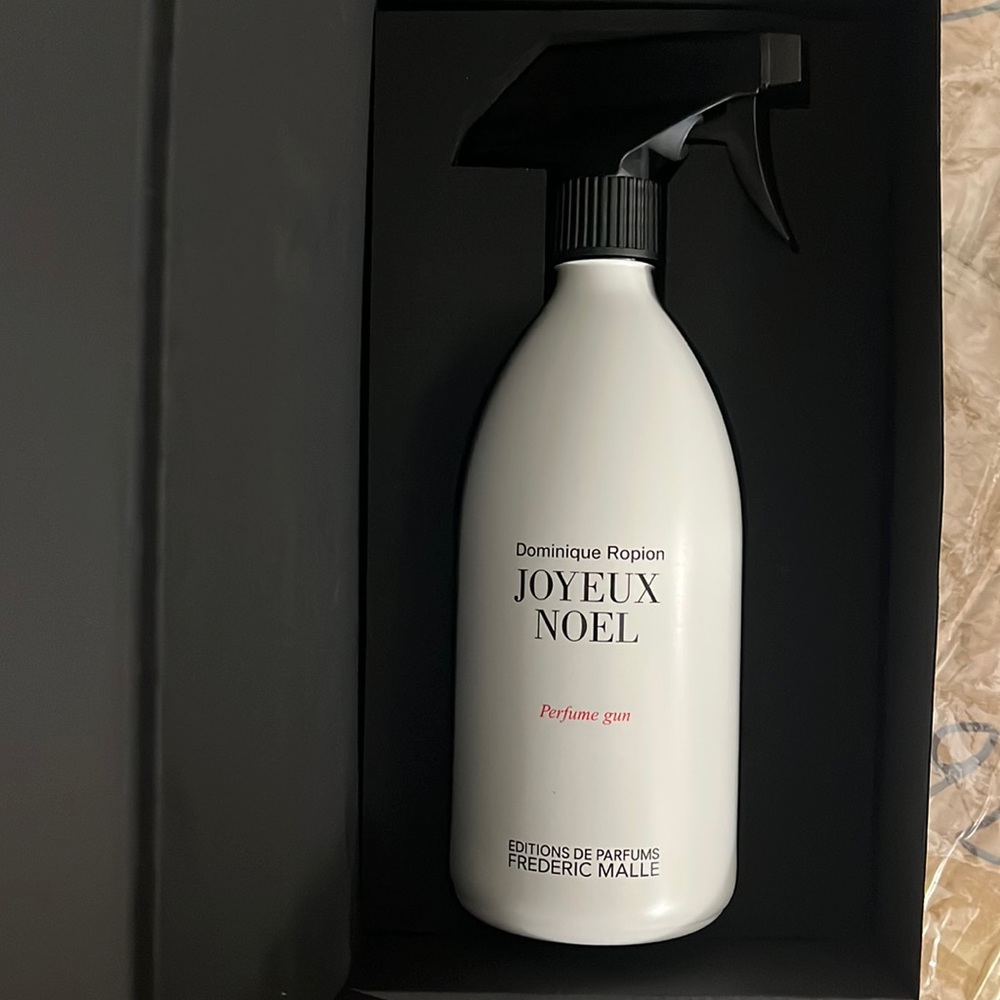 Frederic Malle JOYEUX NOEL PERFUME GUN
by Dominique Ropion (in the gift box)